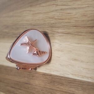 Shell and starfish stretch band ring